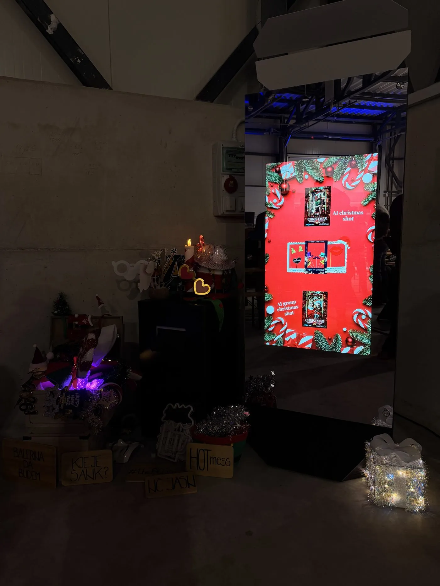 Božično tematska animacija na zaslonu Mirror X Booth-a z brendiranimi okvirji